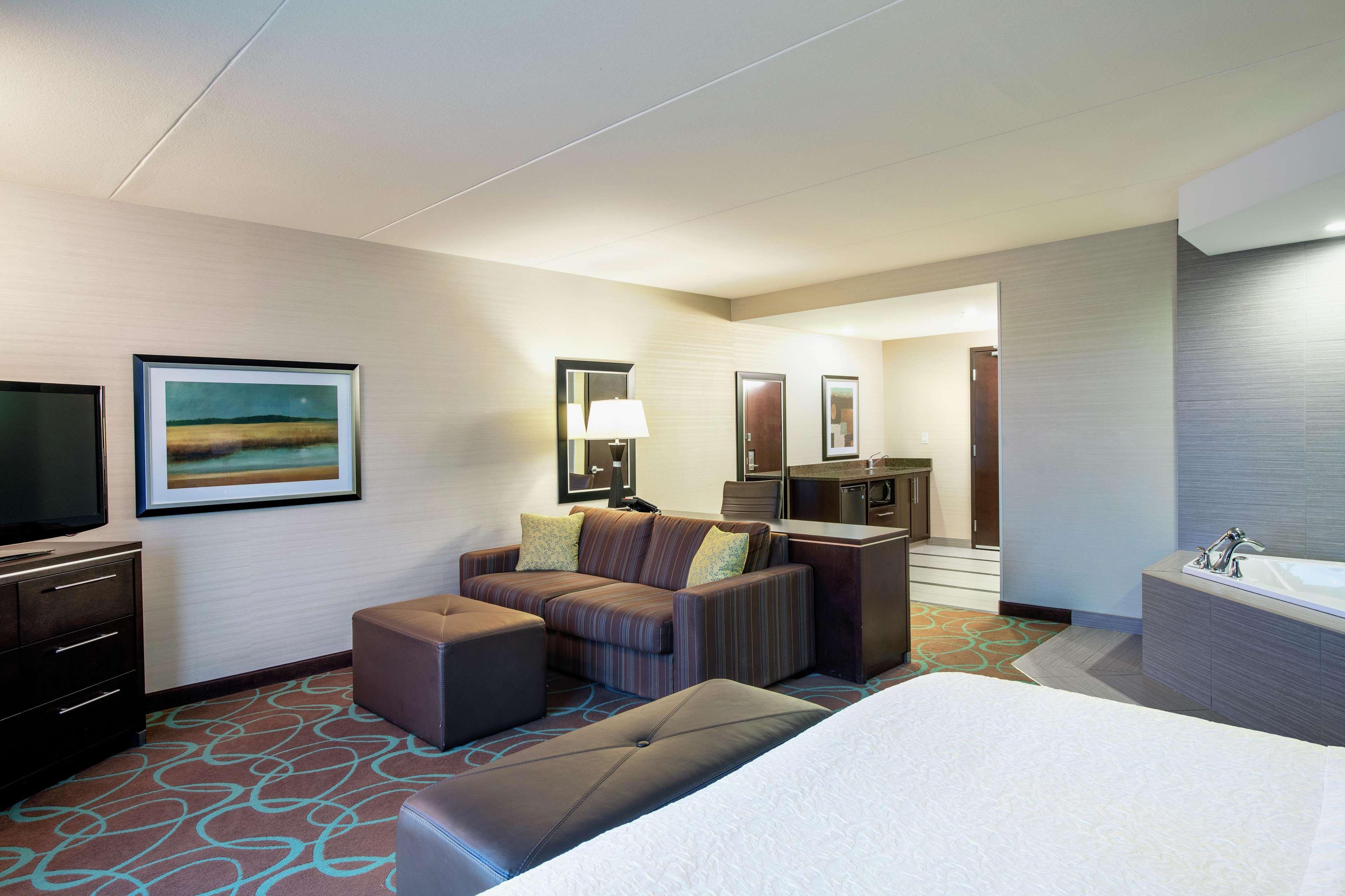Hampton Inn By Hilton Winnipeg Exterior photo
