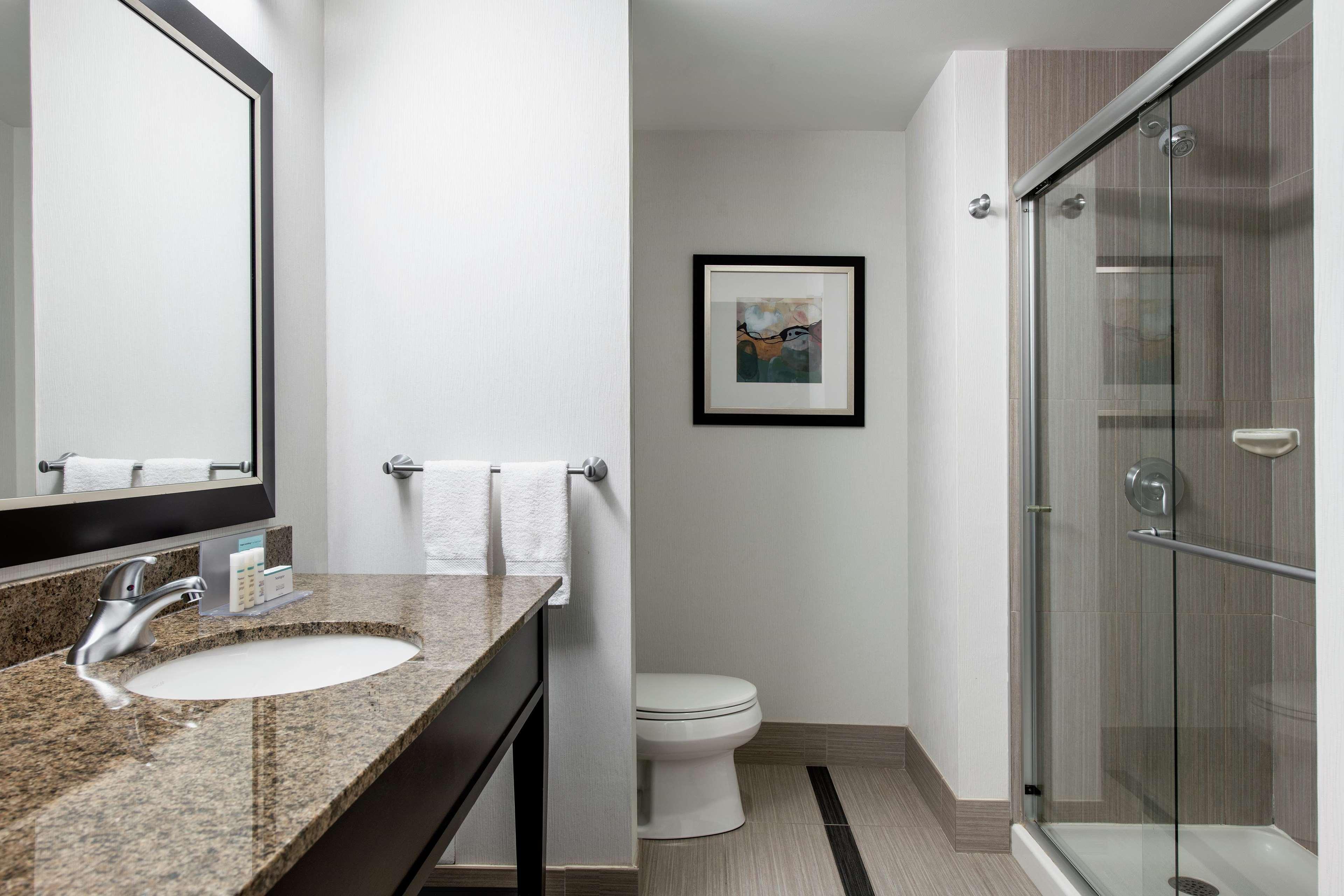 Hampton Inn By Hilton Winnipeg Exterior photo