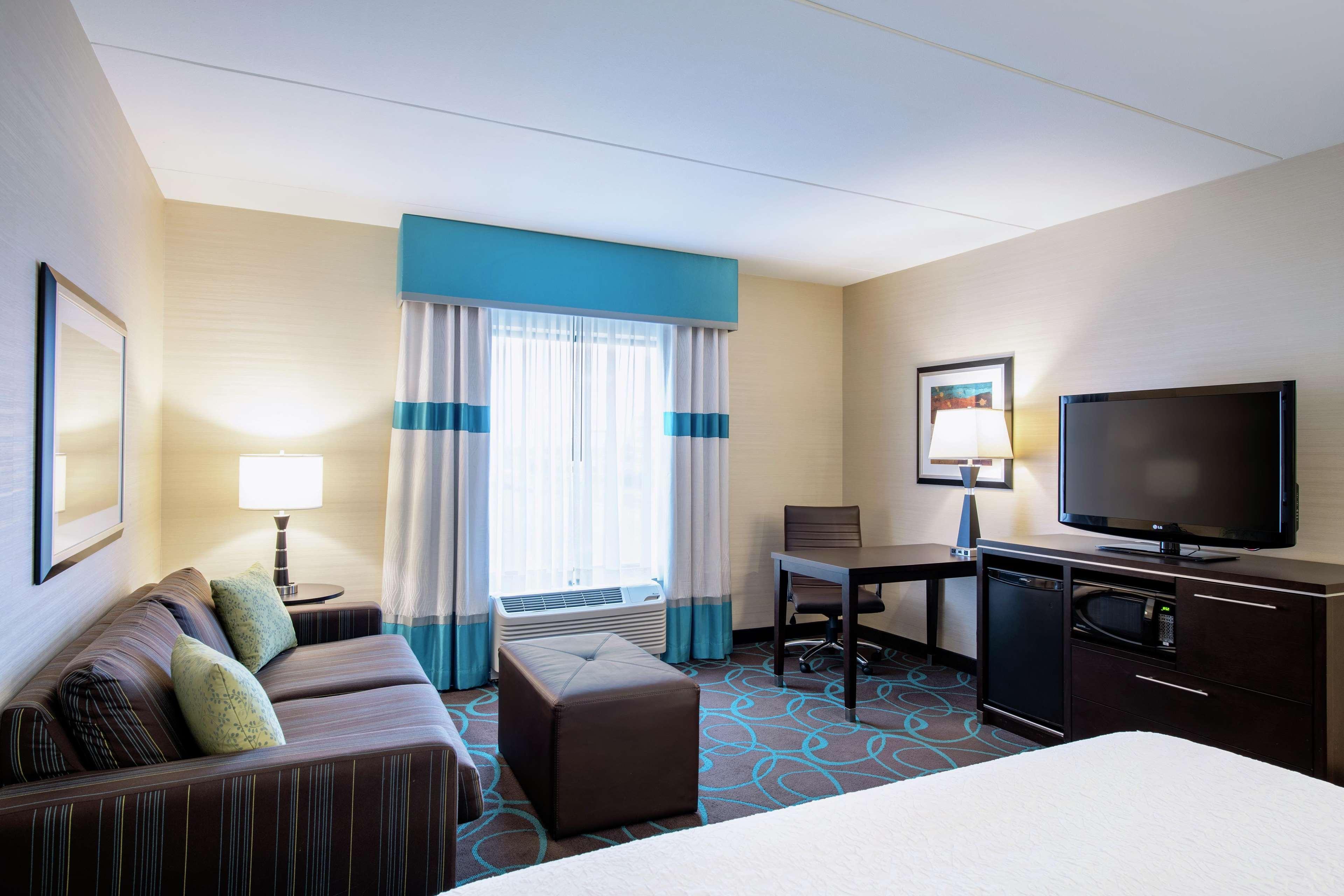 Hampton Inn By Hilton Winnipeg Exterior photo