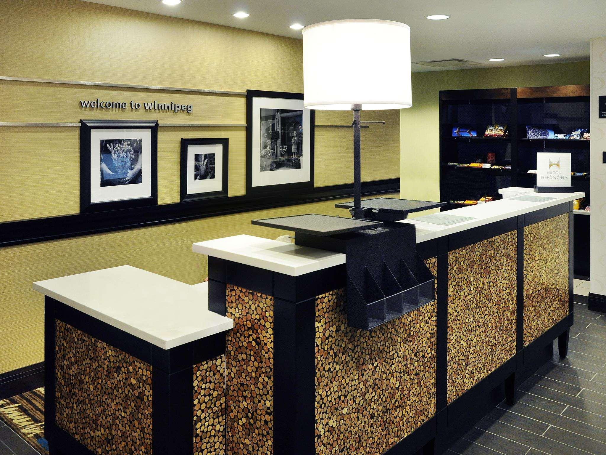 Hampton Inn By Hilton Winnipeg Exterior photo