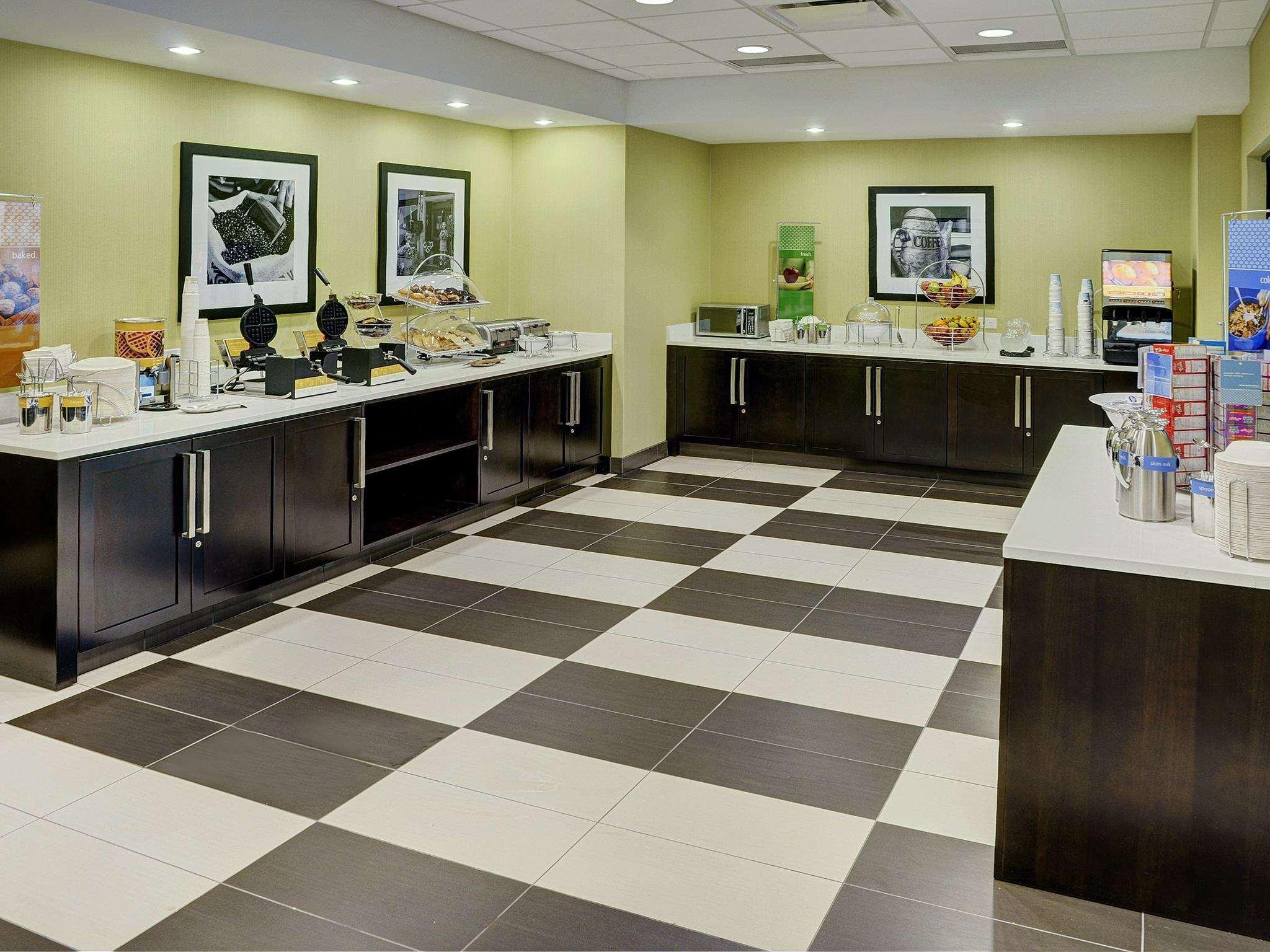 Hampton Inn By Hilton Winnipeg Exterior photo